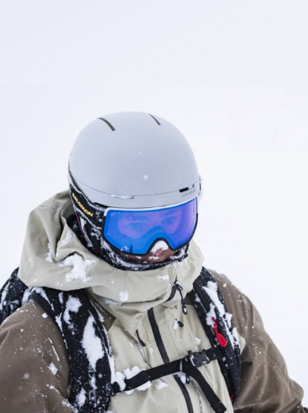 Snowboarder con casco