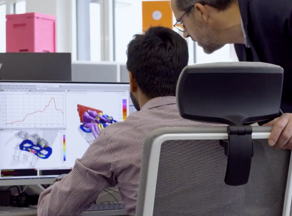 Ingeniero de JSP revisa un diseño CAD